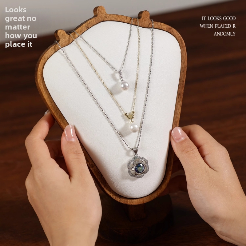 Stojan na náhrdelník z dreva s textúrou vlašského orecha – stolný display šperkov, moderný minimalistický štýl, 1 úroveň