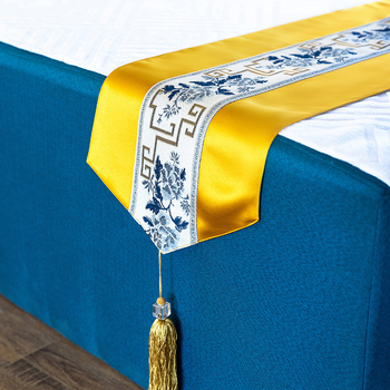 Сатенена хотелска декоративна покривка за краен край на леглото, флорална шарка, печатано лого, модерен минималистичен стил, възможност за персонализация