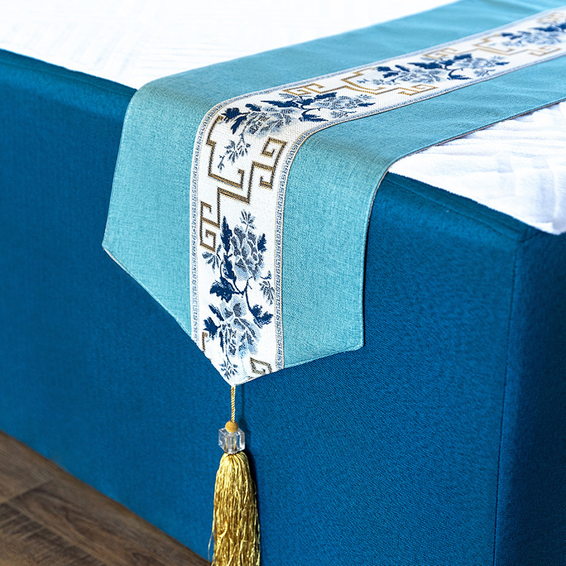 Сатенена хотелска декоративна покривка за краен край на леглото, флорална шарка, печатано лого, модерен минималистичен стил, възможност за персонализация