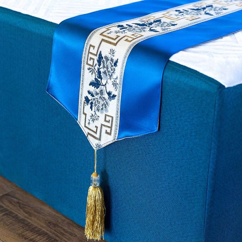 Сатенена хотелска декоративна покривка за краен край на леглото, флорална шарка, печатано лого, модерен минималистичен стил, възможност за персонализация