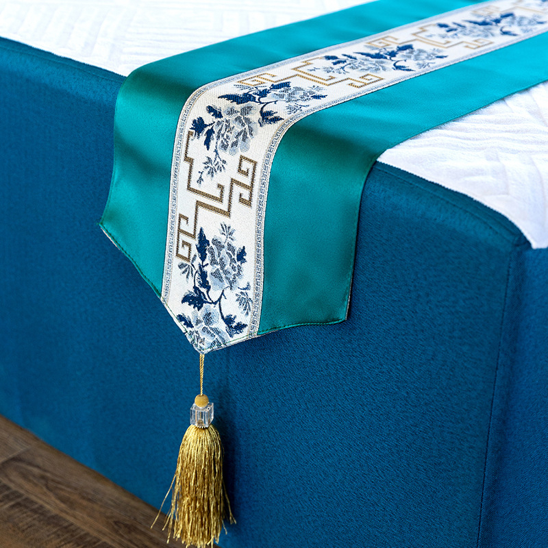 Сатенена хотелска декоративна покривка за краен край на леглото, флорална шарка, печатано лого, модерен минималистичен стил, възможност за персонализация