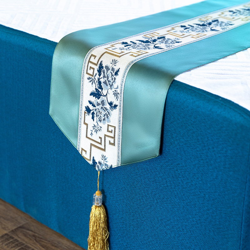 Сатенена хотелска декоративна покривка за краен край на леглото, флорална шарка, печатано лого, модерен минималистичен стил, възможност за персонализация