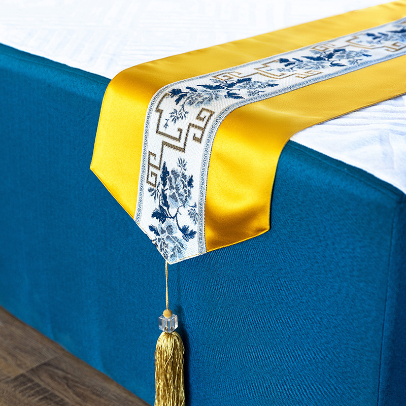 Сатенена хотелска декоративна покривка за краен край на леглото, флорална шарка, печатано лого, модерен минималистичен стил, възможност за персонализация