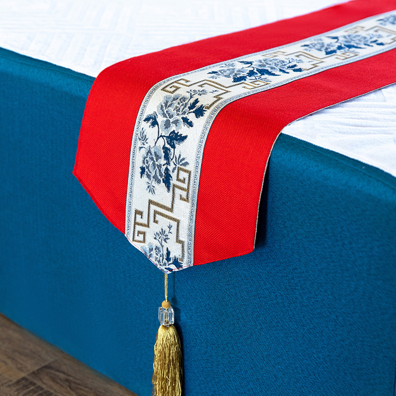 Сатенена хотелска декоративна покривка за краен край на леглото, флорална шарка, печатано лого, модерен минималистичен стил, възможност за персонализация