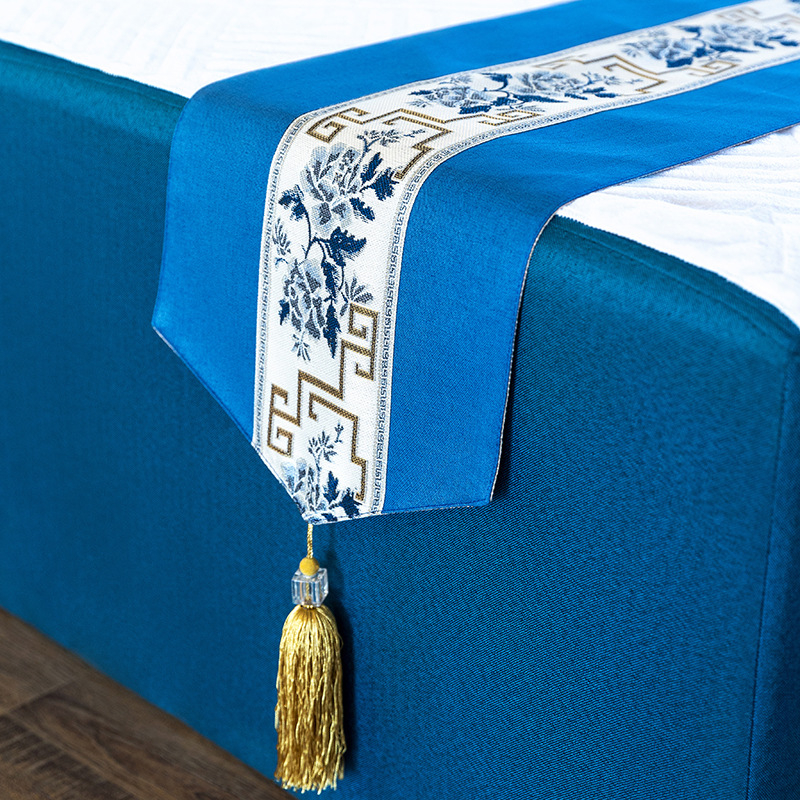 Сатенена хотелска декоративна покривка за краен край на леглото, флорална шарка, печатано лого, модерен минималистичен стил, възможност за персонализация