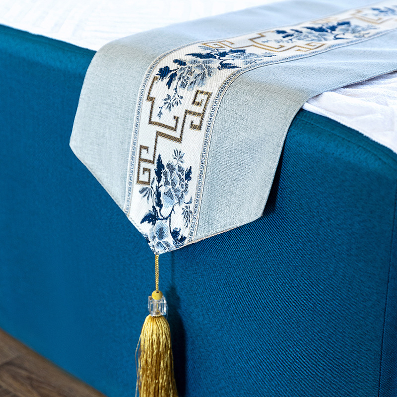 Сатенена хотелска декоративна покривка за краен край на леглото, флорална шарка, печатано лого, модерен минималистичен стил, възможност за персонализация