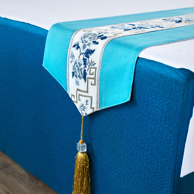 Сатенена хотелска декоративна покривка за краен край на леглото, флорална шарка, печатано лого, модерен минималистичен стил, възможност за персонализация