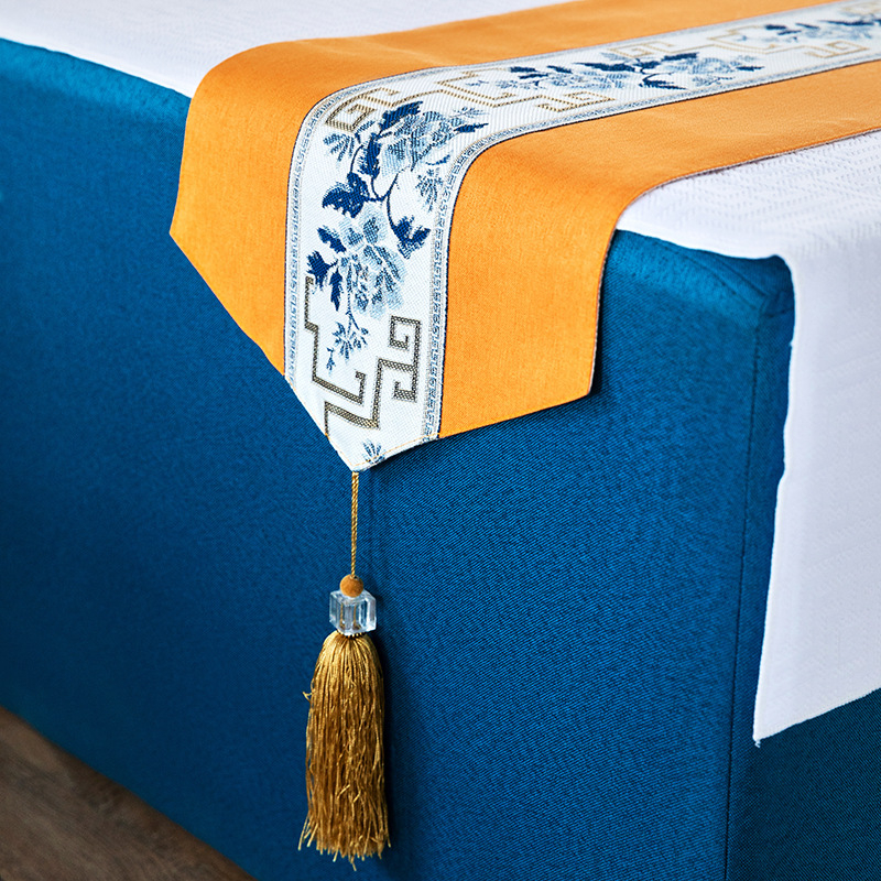 Сатенена хотелска декоративна покривка за краен край на леглото, флорална шарка, печатано лого, модерен минималистичен стил, възможност за персонализация