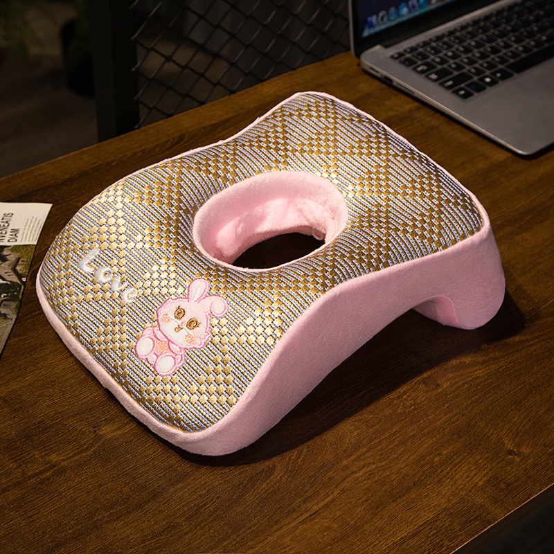 Jane Stack atmiņām kokvilnas spilvens galdam un birojām; kompakts guļamais spilvens klasē; atbalsta vienas vienības izkliedi; Kategorija: Qualified.