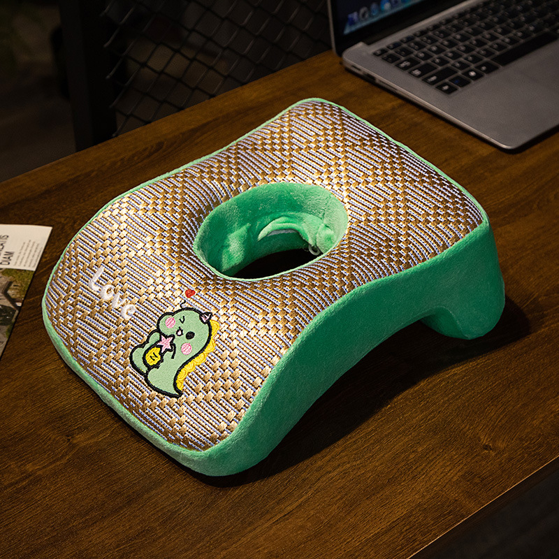 Jane Stack atmiņām kokvilnas spilvens galdam un birojām; kompakts guļamais spilvens klasē; atbalsta vienas vienības izkliedi; Kategorija: Qualified.