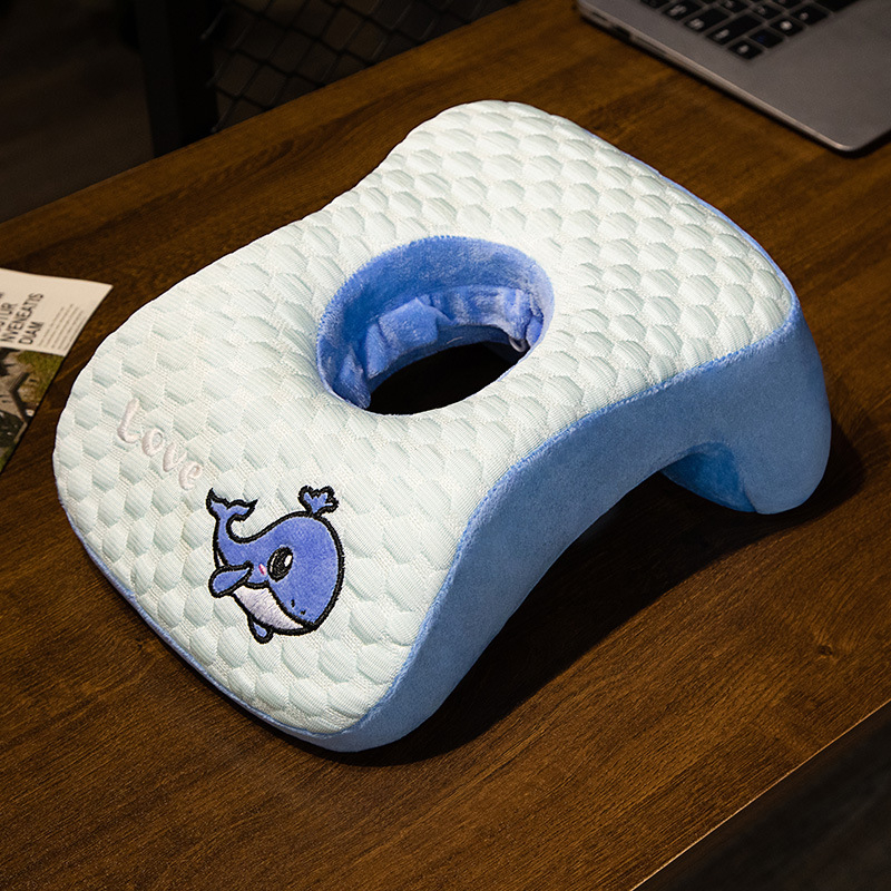 Jane Stack atmiņām kokvilnas spilvens galdam un birojām; kompakts guļamais spilvens klasē; atbalsta vienas vienības izkliedi; Kategorija: Qualified.