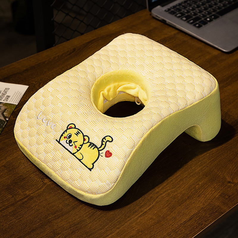 Jane Stack atmiņām kokvilnas spilvens galdam un birojām; kompakts guļamais spilvens klasē; atbalsta vienas vienības izkliedi; Kategorija: Qualified.