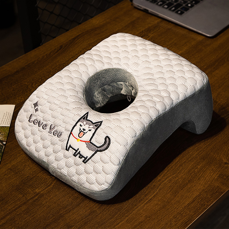 Jane Stack atmiņām kokvilnas spilvens galdam un birojām; kompakts guļamais spilvens klasē; atbalsta vienas vienības izkliedi; Kategorija: Qualified.