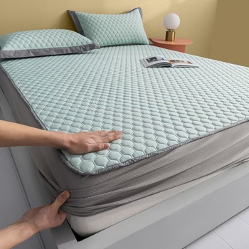 Triju daļu guļamistabas komplekts ar lateksa dzesējošu matu, ledus zīda audums, drukātas šķiedras, mūsdienīgs minimālisms, lateksa saturs 90%