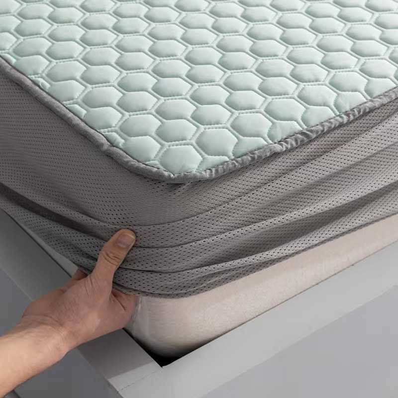 Triju daļu guļamistabas komplekts ar lateksa dzesējošu matu, ledus zīda audums, drukātas šķiedras, mūsdienīgs minimālisms, lateksa saturs 90%