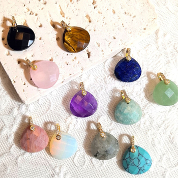 Dārgakmens pilienveida kulons kaklatai, fasetēts un pulēts, pavasaris 2025