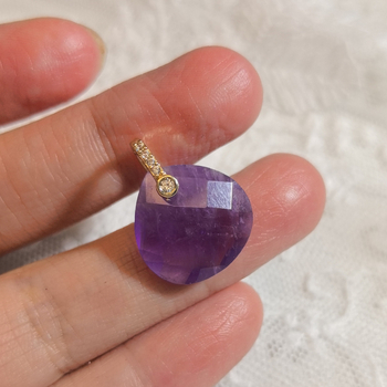 Dārgakmens pilienveida kulons kaklatai, fasetēts un pulēts, pavasaris 2025