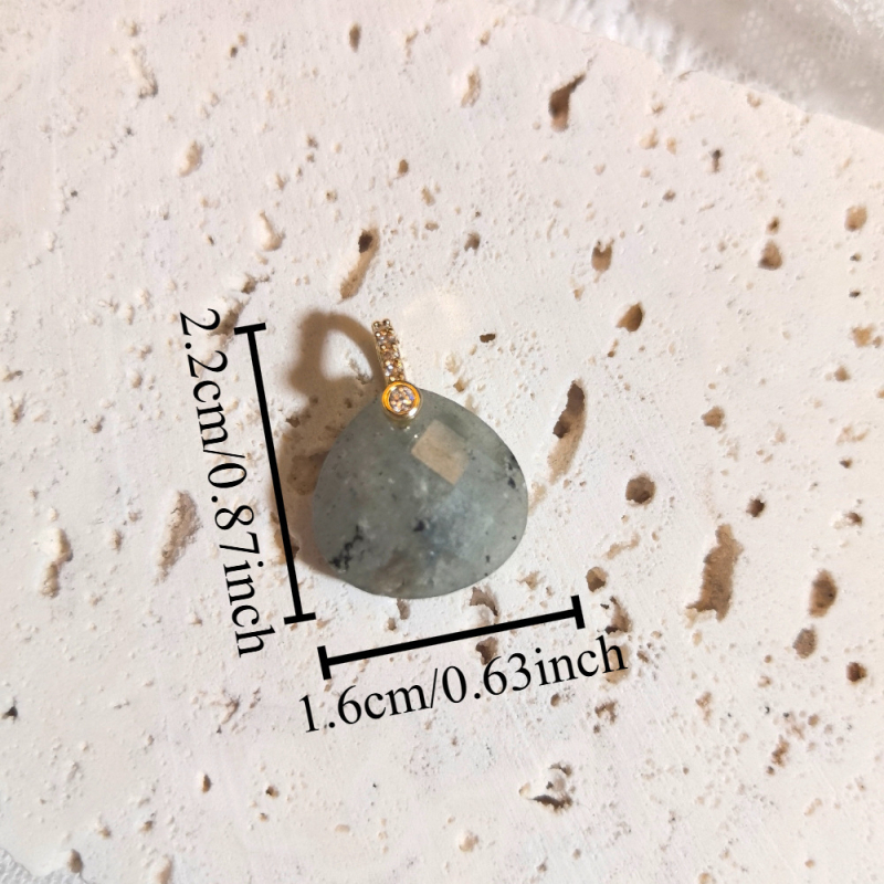 Dārgakmens pilienveida kulons kaklatai, fasetēts un pulēts, pavasaris 2025