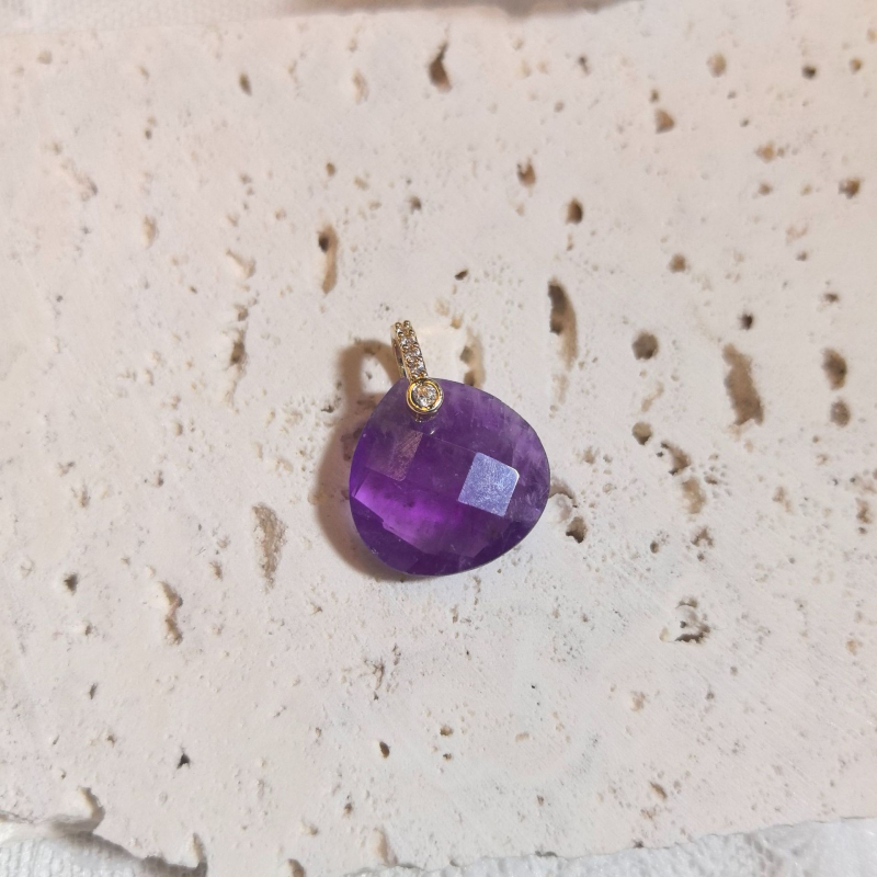 Dārgakmens pilienveida kulons kaklatai, fasetēts un pulēts, pavasaris 2025