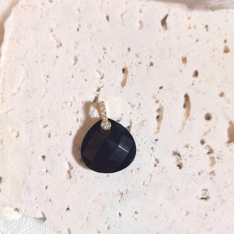 Dārgakmens pilienveida kulons kaklatai, fasetēts un pulēts, pavasaris 2025