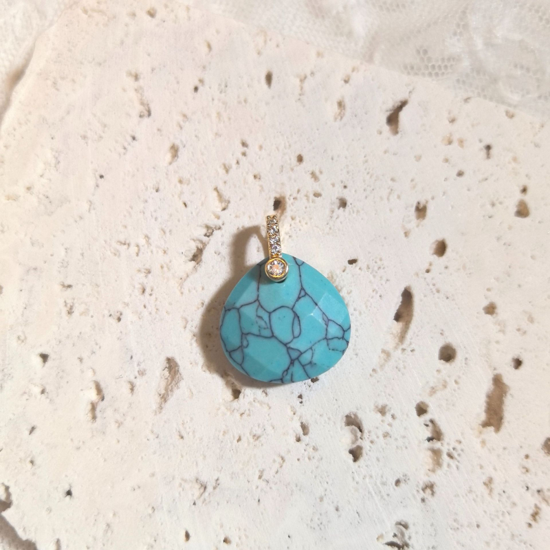 Dārgakmens pilienveida kulons kaklatai, fasetēts un pulēts, pavasaris 2025