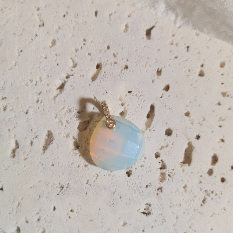 Dārgakmens pilienveida kulons kaklatai, fasetēts un pulēts, pavasaris 2025