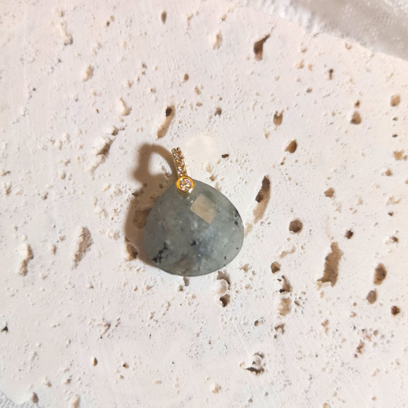 Dārgakmens pilienveida kulons kaklatai, fasetēts un pulēts, pavasaris 2025