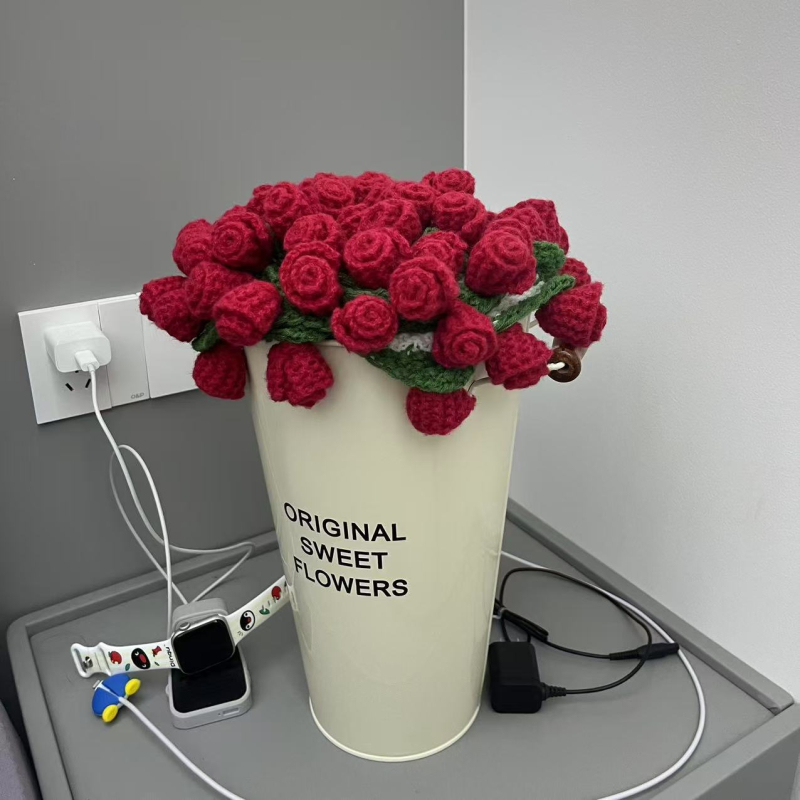 Rožių puokštės antklodė – akrilo medžiaga, mažiau nei 300 g, augalai ir gėlės raštas, poilsio stilius