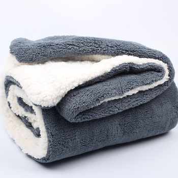 Flanelės poliesterio pledas, šiaurietiškas stilius žiemai, lengvas iki 300 g, vieno atspalvio raštuota, megzta pledas