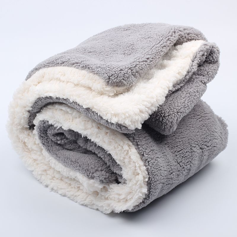 Flanelės poliesterio pledas, šiaurietiškas stilius žiemai, lengvas iki 300 g, vieno atspalvio raštuota, megzta pledas