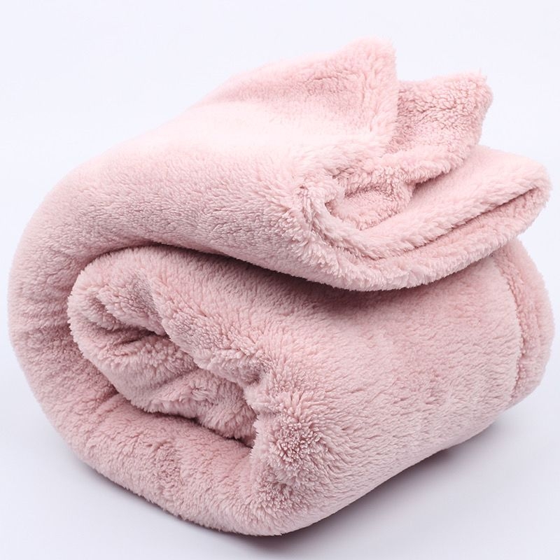 Flanelės poliesterio pledas, šiaurietiškas stilius žiemai, lengvas iki 300 g, vieno atspalvio raštuota, megzta pledas