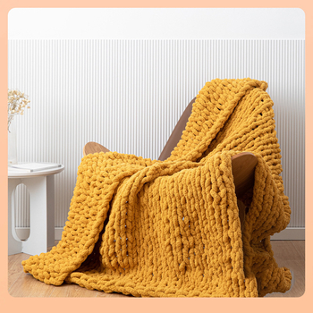Rankų darbo megzta pledė iš stora siūlo poliesterio, sveria daugiau nei 3000 g, vienalytė spalva, paprastas ir šiuolaikiškas stilius, tinkama pavasariui ir rudeniui