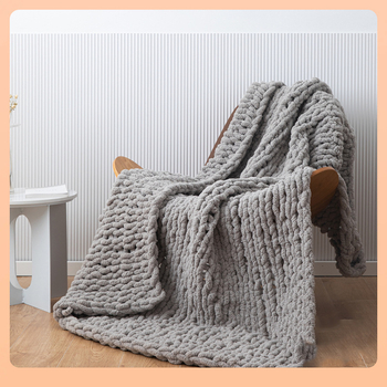 Rankų darbo megzta pledė iš stora siūlo poliesterio, sveria daugiau nei 3000 g, vienalytė spalva, paprastas ir šiuolaikiškas stilius, tinkama pavasariui ir rudeniui