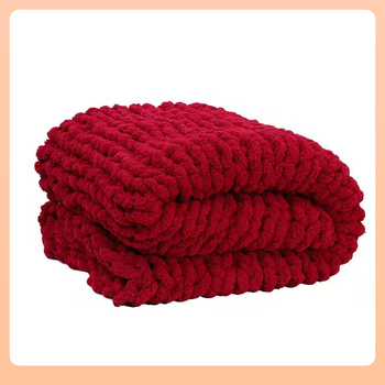 Rankų darbo megzta pledė iš stora siūlo poliesterio, sveria daugiau nei 3000 g, vienalytė spalva, paprastas ir šiuolaikiškas stilius, tinkama pavasariui ir rudeniui