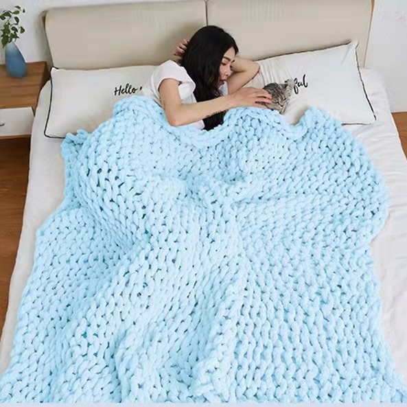 Rankų darbo megzta pledė iš stora siūlo poliesterio, sveria daugiau nei 3000 g, vienalytė spalva, paprastas ir šiuolaikiškas stilius, tinkama pavasariui ir rudeniui