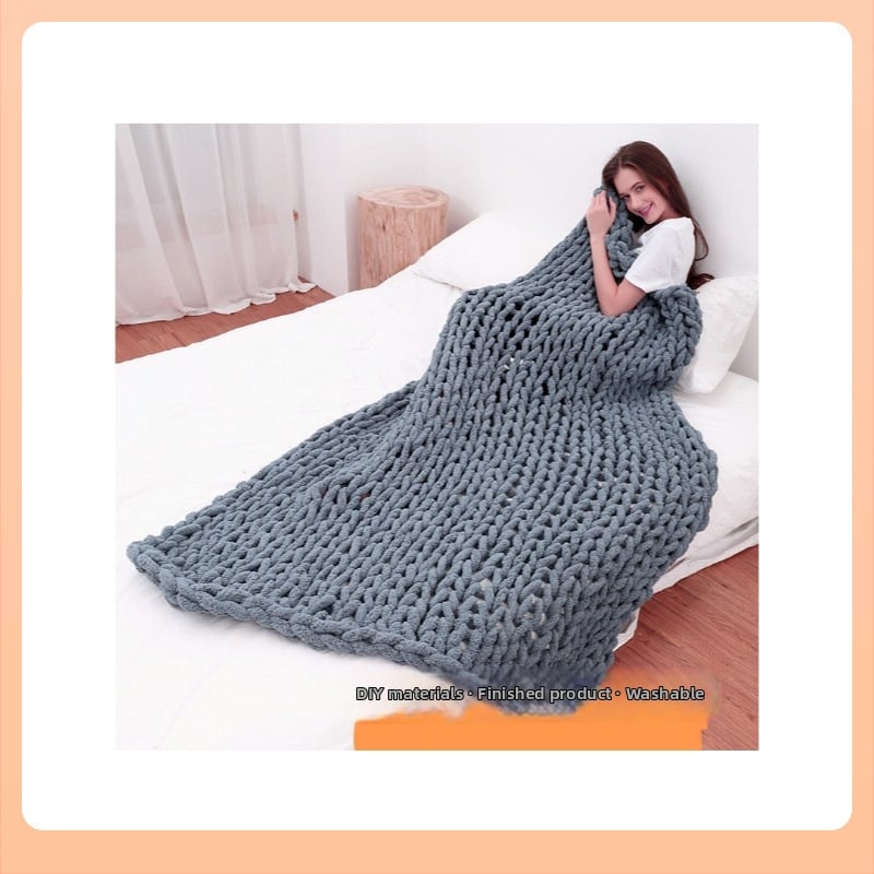 Rankų darbo megzta pledė iš stora siūlo poliesterio, sveria daugiau nei 3000 g, vienalytė spalva, paprastas ir šiuolaikiškas stilius, tinkama pavasariui ir rudeniui