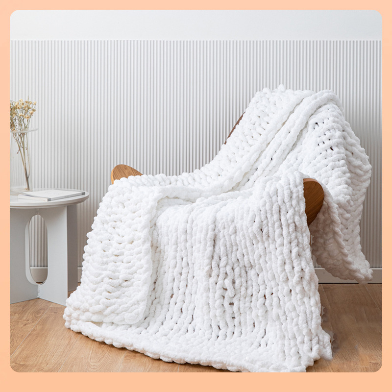 Rankų darbo megzta pledė iš stora siūlo poliesterio, sveria daugiau nei 3000 g, vienalytė spalva, paprastas ir šiuolaikiškas stilius, tinkama pavasariui ir rudeniui