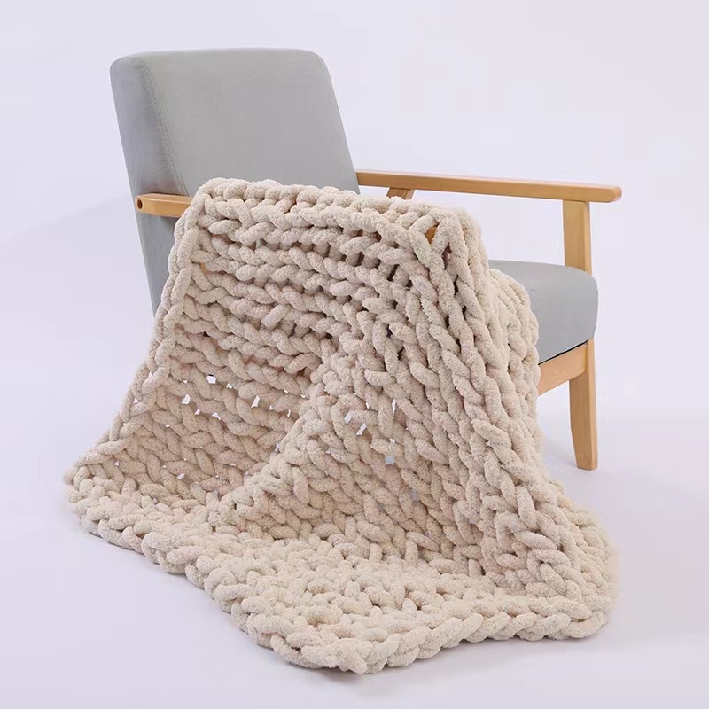 Rankų darbo megzta pledė iš stora siūlo poliesterio, sveria daugiau nei 3000 g, vienalytė spalva, paprastas ir šiuolaikiškas stilius, tinkama pavasariui ir rudeniui