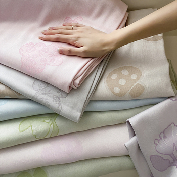 Bambuko pluošto rankšluosčio pledas vasarai, lengvas ir gaivus, 1.1–1.5 kg, peizažo raštas, reaktyvus dažymas