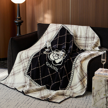 Pus velveto megztas pledas su kamellijų ir gėlių raštu, lengvas iki 300 g, visoms metų laikams, tinkamas sofai