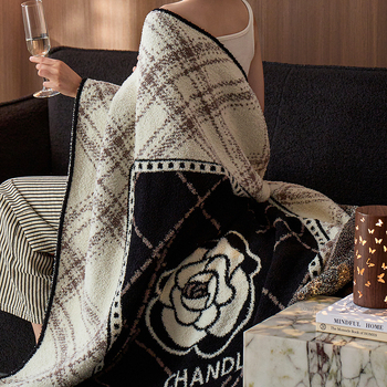 Pus velveto megztas pledas su kamellijų ir gėlių raštu, lengvas iki 300 g, visoms metų laikams, tinkamas sofai