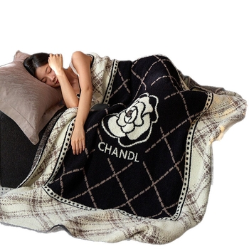 Pus velveto megztas pledas su kamellijų ir gėlių raštu, lengvas iki 300 g, visoms metų laikams, tinkamas sofai