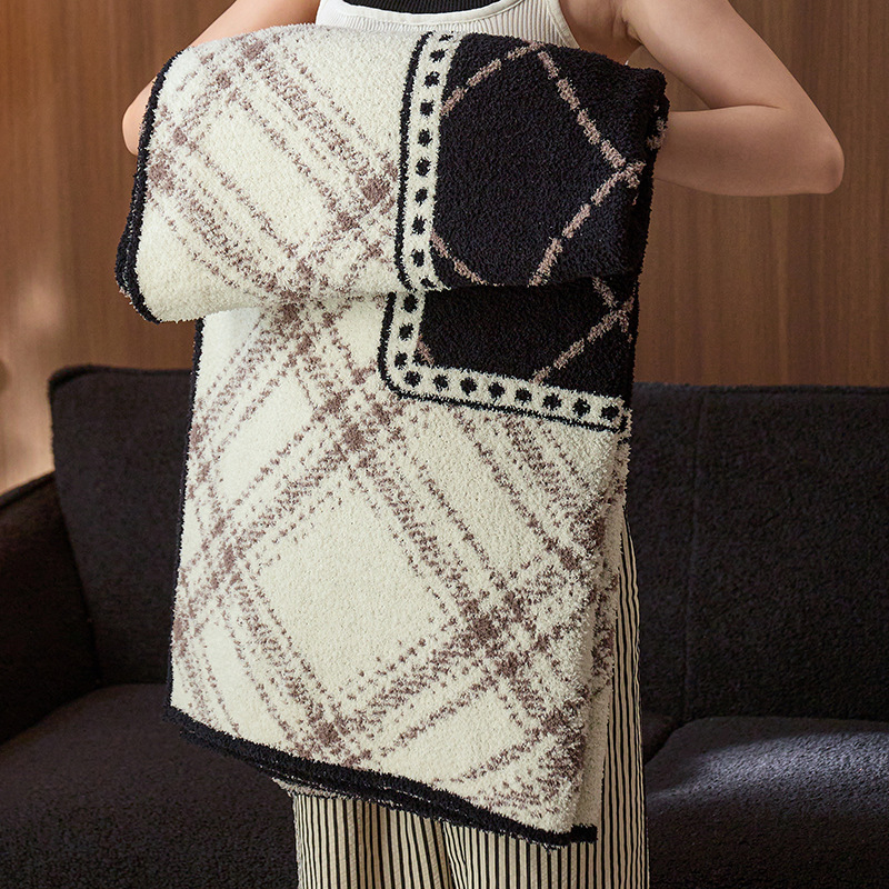 Pus velveto megztas pledas su kamellijų ir gėlių raštu, lengvas iki 300 g, visoms metų laikams, tinkamas sofai