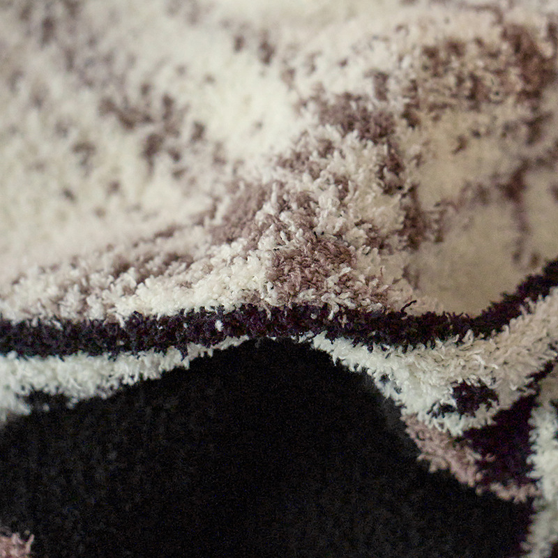 Pus velveto megztas pledas su kamellijų ir gėlių raštu, lengvas iki 300 g, visoms metų laikams, tinkamas sofai