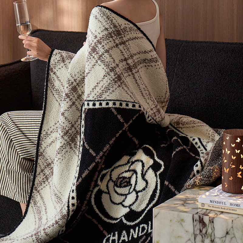 Pus velveto megztas pledas su kamellijų ir gėlių raštu, lengvas iki 300 g, visoms metų laikams, tinkamas sofai