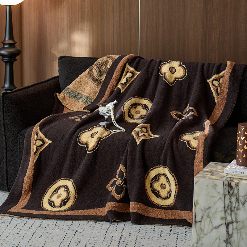 Pus velveto megztas pledas su kamellijų ir gėlių raštu, lengvas iki 300 g, visoms metų laikams, tinkamas sofai