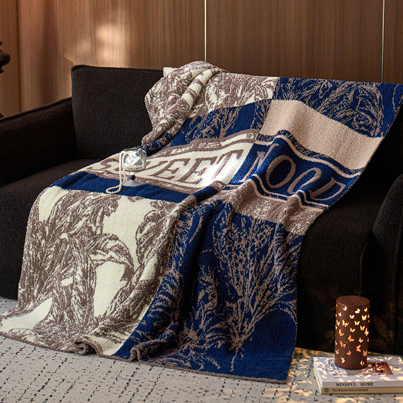 Pus velveto megztas pledas su kamellijų ir gėlių raštu, lengvas iki 300 g, visoms metų laikams, tinkamas sofai