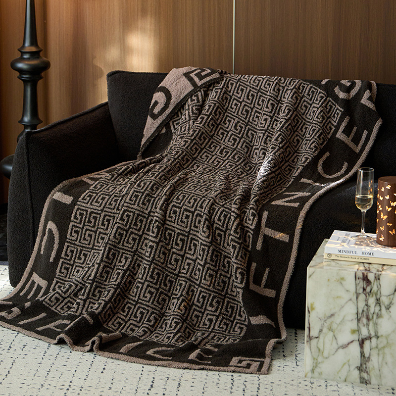 Pus velveto megztas pledas su kamellijų ir gėlių raštu, lengvas iki 300 g, visoms metų laikams, tinkamas sofai