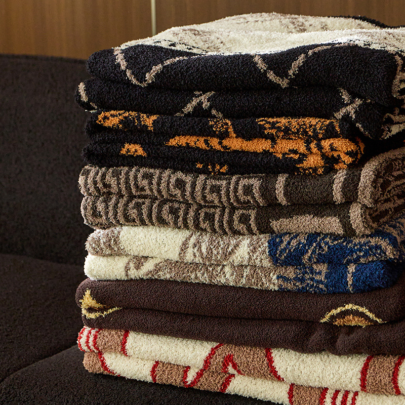 Pus velveto megztas pledas su kamellijų ir gėlių raštu, lengvas iki 300 g, visoms metų laikams, tinkamas sofai