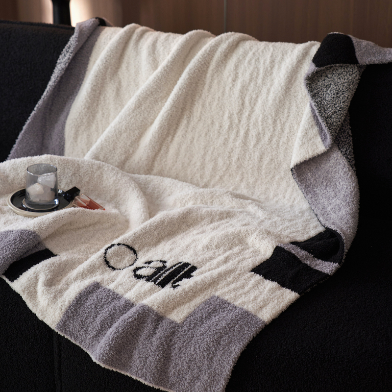 Pus velveto megztas pledas su kamellijų ir gėlių raštu, lengvas iki 300 g, visoms metų laikams, tinkamas sofai